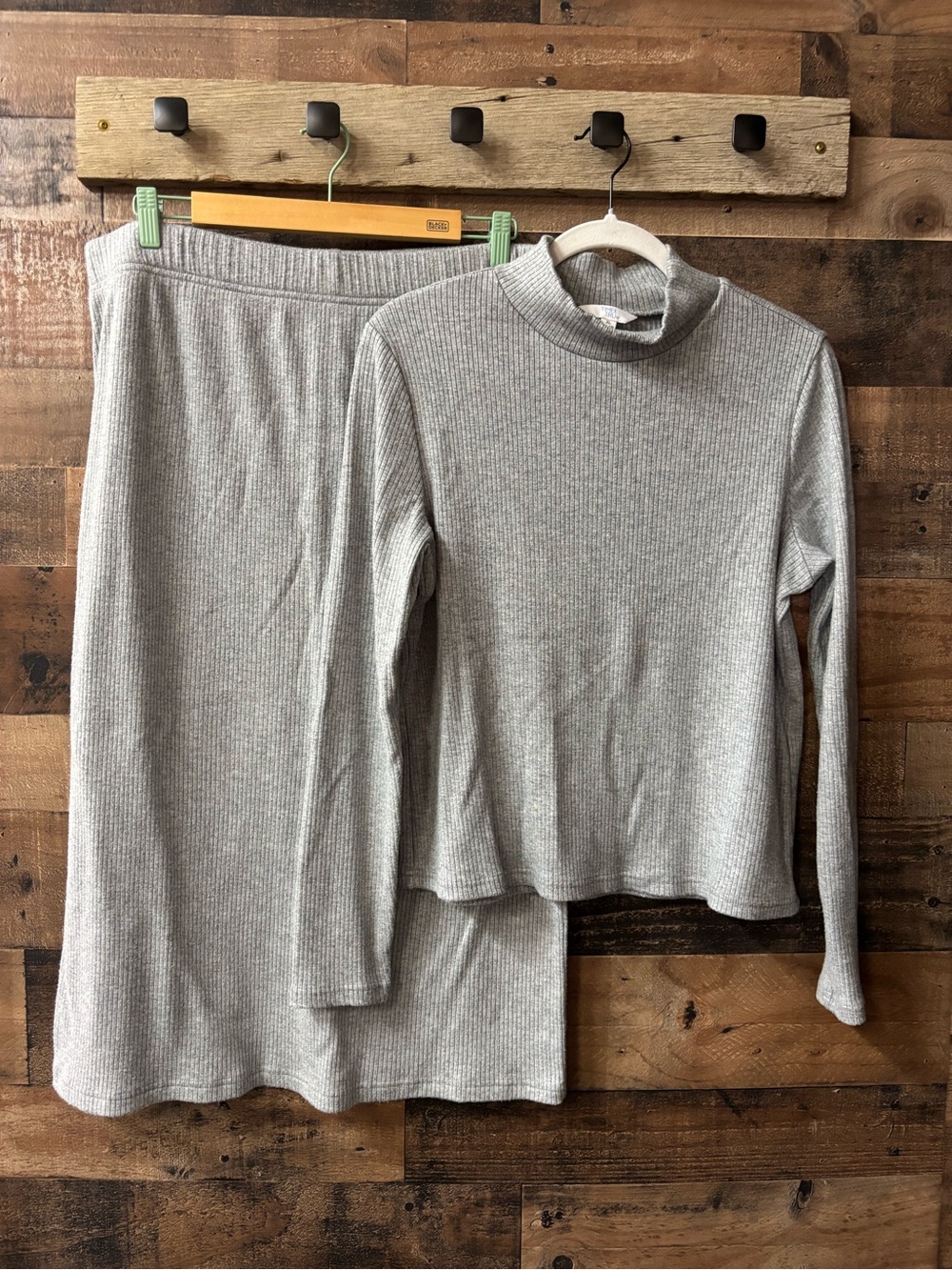 Time and Tru Women's Light Gray Ribbed Skirt Set